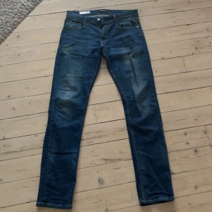 Replay jeans blå (Rocco) stl 30 - Replay jeans blåa stl 30, (L 34, W 30).  Namnet på dessa jeans är Rocco. Dessa jeansen är ”comfort fit”.  Sparsamt använda och inga fläckar eller skador. Köpt på NK i Göteborg.