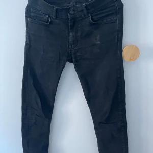 Svarta skinny jeans - Säljer ett par svarta skinny jeans i storlek 29’32. De är i bra skick och har en tight passform. Perfekta för både vardag och fest! De har fickor både fram och bak samt en dragkedja och knapp framtill.
