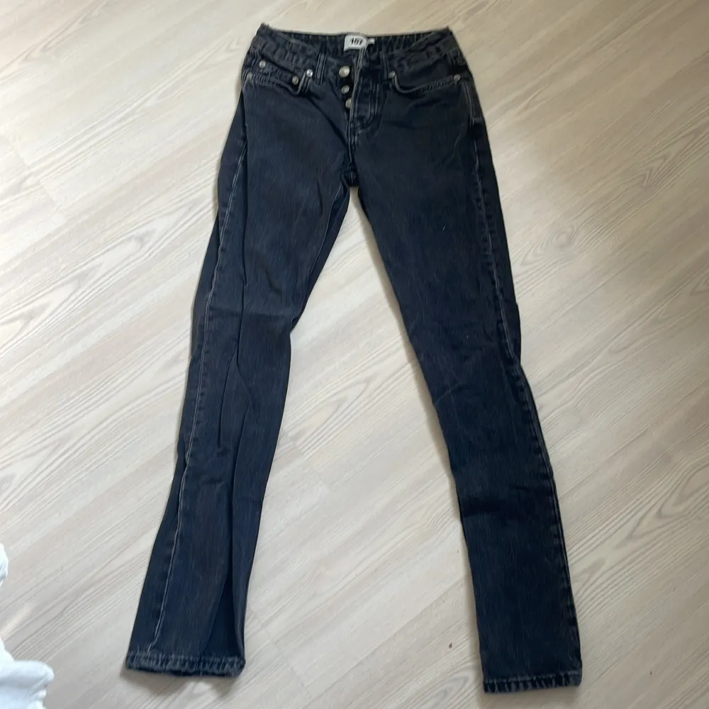 Säljer två jeans från lager 157 för att de har blivit för små för mig🥰 de blåa jeansen har en liten defekt på knäskålen men de svarta är precis som nya🩷 kan sälja ett par för 100 eller båda för 200🥰. Jeans & Byxor.