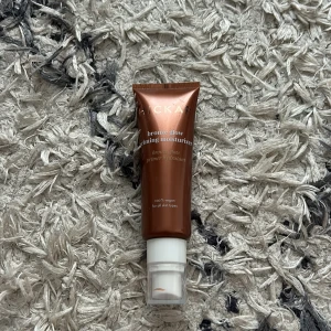 Bronze Glow Priming Moisturizer från Hickap - Säljer en Bronze Glow Priming Moisturizer från Hickap. Den  är i en snygg bronzig färg. Den är 100% vegansk och passar alla hudtyper. Perfekt för att ge huden ett fint glow och förbereda den för smink.😍