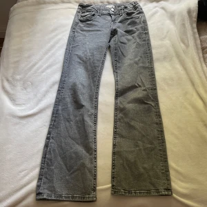 Gråa jeans från Gina young  - Gråa jeans från Gina young i storlek 170. Bra skick och nästan aldrig använda🤍