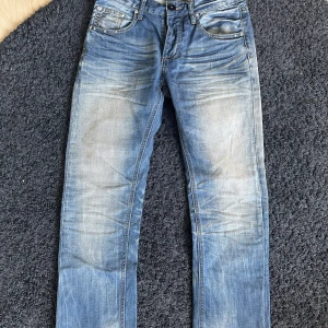Slim fit jeans  - Ett par slim fit jeans i en snygg tvätt. Jeans är i bra skick och har inga defekter. 