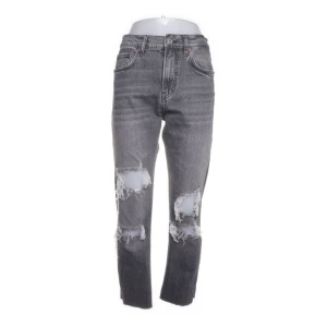 Grå jeans med slitningar - Säljer ett par grå jeans med slitningar på knäna. De är högmidjade och har en straight passform. Köpta på Sellpy med prislapp kvar!