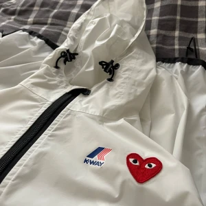 Comme des Garcons regnjacka - CDG regnjacka i storlek M. Vit nylon. Köpt på Paul & Friends NK. Svart smuts på armen som säkert går att tvätta bort lätt, syns på sista bilden. 