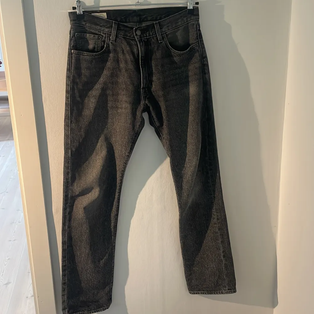 Säljer ett par klassiska svarta Levi's jeans, modell 551. De är i bra skick och har en snygg, rak passform. (Skick 8/10) då jag endast använd dom ett fåtal gånger. Hör gärna av er vid frågor eller funderingar!. Jeans & Byxor.