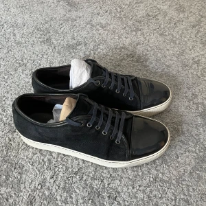 Marinblå lanvins - Marinblå lanvins i storlek 43. Köpte skorna här på Plick men de var för stora för mig. Priset är diskuterbart.