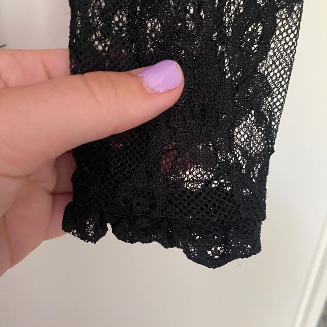 Svart spetsblus med hög krage - 91