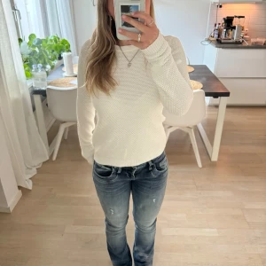 Stickad tröja  - Säljer denna jättefina stickade tröja från Vila då den inte kommer till användning längre. Tröjan är i ett bra skick och är använd ett fåtal gånger 💞
