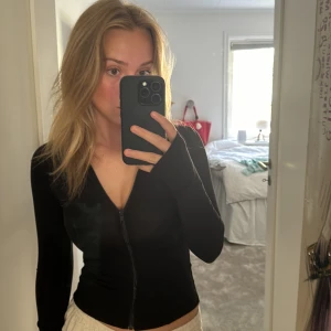 Svart zip tröja - Säljer den trendiga svarta zip-up tröjan från Gina Tricot då jag har två stycken. Använda endast 1 gång så i princip ny