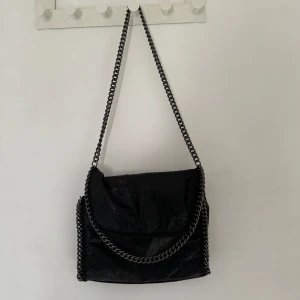 Väska  - Säljer denna Stella McCartney liknande väskan, då den inte kommer till användning längre.💘 Jag har gjort kedjan kortare, men finns fortfarande möjlighet att sätta tillbaka till vanlig längd igen. Enstaka defekt på kedjan. 