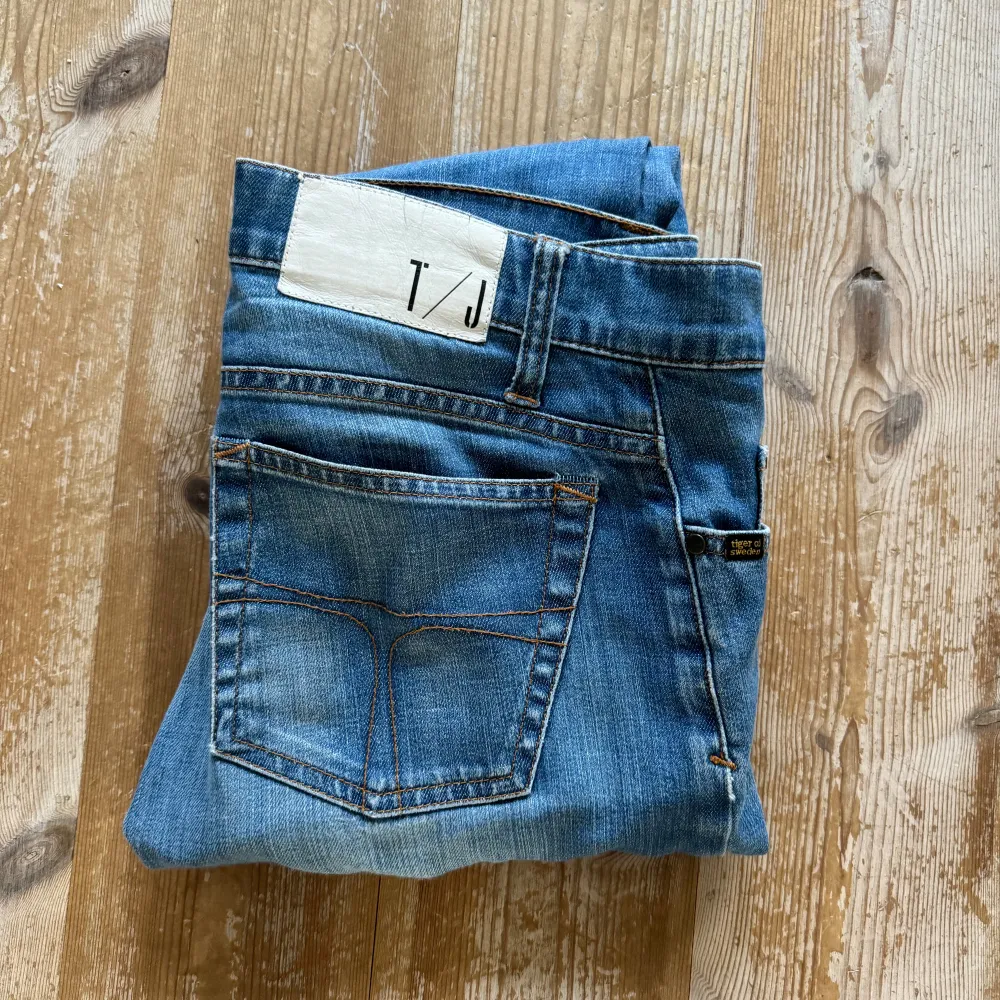 Tja, säljer ett par snygga tiger of sweden jeans i modellen evolve. Nypris 1600kr mitt pris 299. Enda defekten på jeansen är ett litet slitage som man ser på bild 4 med det är inget man tänker på😁. Jeans & Byxor.