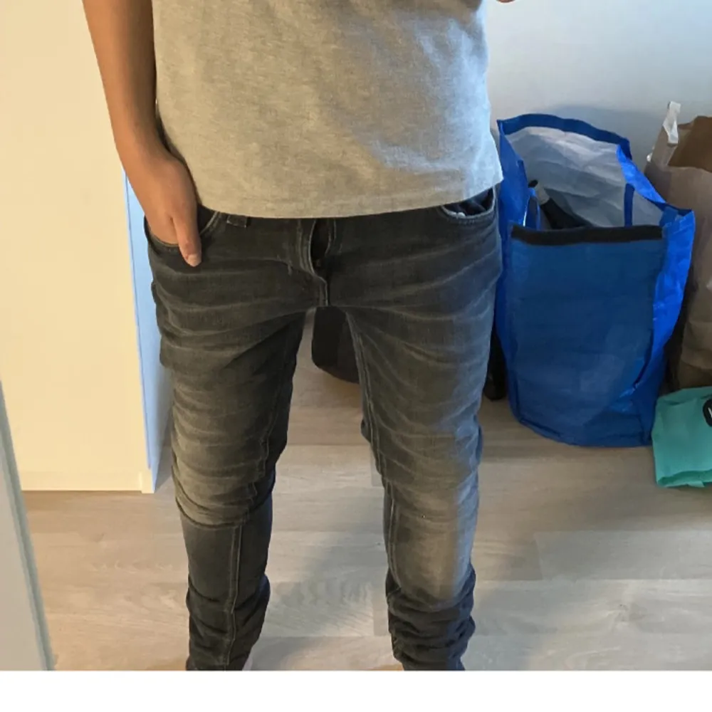 Snygga nudie jeans jeansen är i 9/10 skick nästan som nyskick. nypris på dessa är 1600 men vårat pris är 399. Jeans & Byxor.