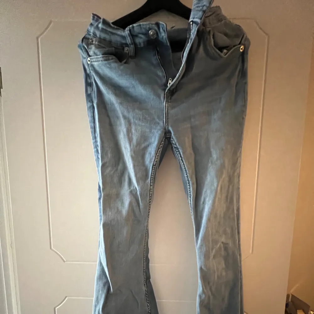 Lite äldre jeans från lager 157 Fortfarande bra skick!  Skrynkliga pga de är nytvättade Storlek M !  Pris går & diskutera 🫶🏼. Jeans & Byxor.