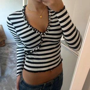 Randig topp från mango❤️‍🔥 - Randig topp från mango i storlek xs💗💗💗💗