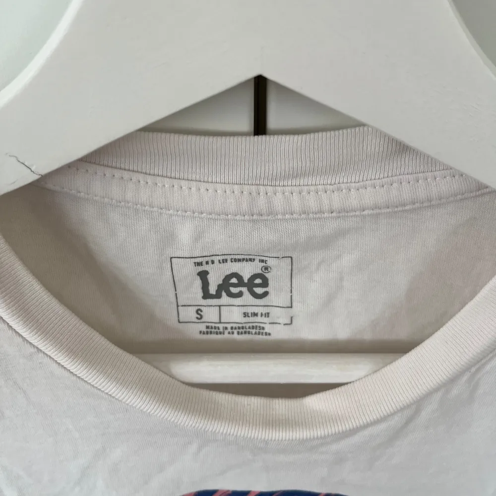 Jättefin somrig t-shirt från ”lee”. Fint skick, väldigt skön och passar till allt.. T-shirts.