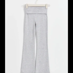 Gråa yoga pants  - Säljer dessa grå stiga pants ifrån Gina❤️