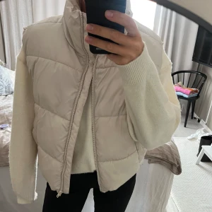 Beige väst - Beige väst från Bikbok. Jättesnygg passform. Passar även S