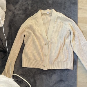 Kofta  - En jättefin brun/beige kofta i storlek 158/164. Tröjan har defekter som visas på bilderna. Säljer tröjan då den inte används längre!!✌🏼