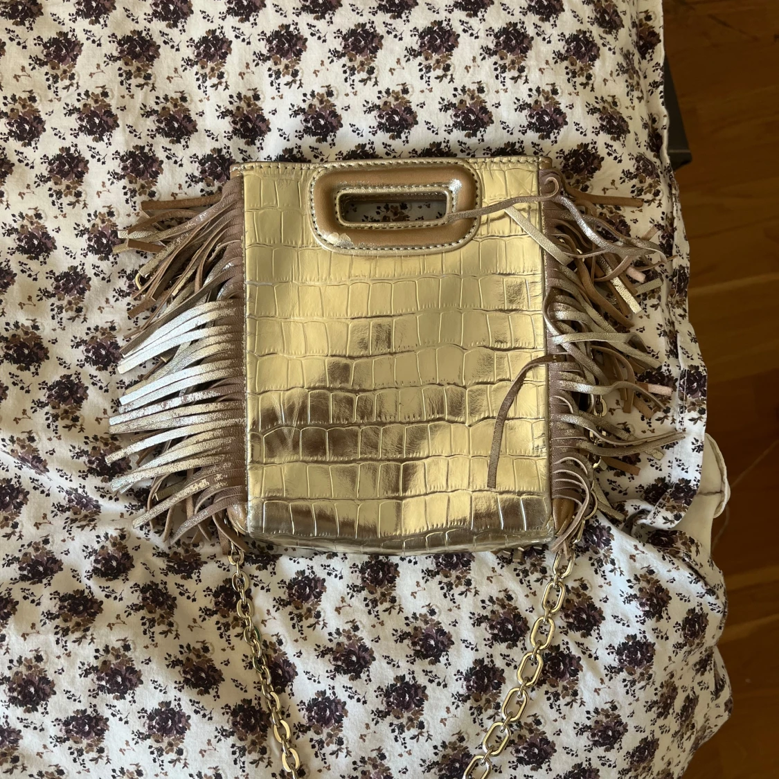 Guldig axelväska med fransar