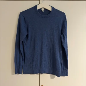 Stickad tröja - Stickad blå tröja från HM i delvis Kashmir, skick 7/10 Storlek M men passar snarare S skulle jag säga.