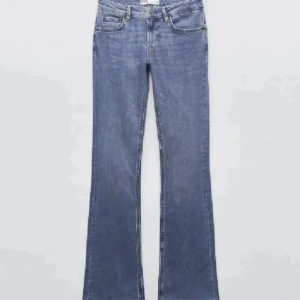 Zara bootcut jeans - Säljer dessa bootcut jeans ifrån zara, är i low waist modellen som ej säljs längre men är mycket eftertraktade! Säljer för 350 ❣️