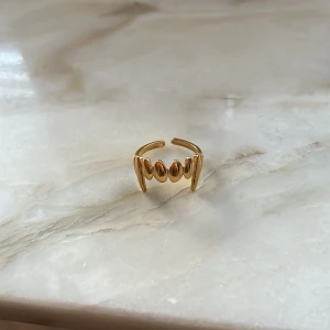 Super cool ring - Säljer eftersom att jag har en likadan, ser ut som huggtänder!😍 köpt på plick.