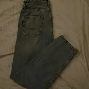 Ett par Jack and Jones jeans som är använda ungefär 5 gånger i storlek 29x32.   Nypris: 700 kr 