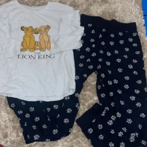 Lion King pyjamas från Disney - Säljer en superfin ljus blåpyjamas med Lion King-tryck från Disney. Tröjan har långärmade ärmar och är gjord i mjuk bomull. Perfekt för alla Lion King-fans! 🦁