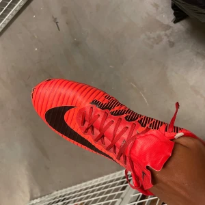 Fotbollsskor - Ett par klassiska fotbollsskor där dom är i okej skick 