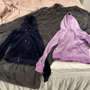 Juicy couture - Storlek på blåa tröjan - XS Storlek på lila tröjan - M  Antingen båda för 1000kr eller en för 600 kr Hämtas upp utanför Göteborg i Mölnlycke eller skickas mot fraktkostnad😊 