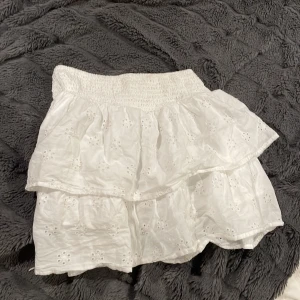 Kjol - Storlek - 146/152 Har använts en gång innan. Hämtas utanför Göteborg i Mölnlycke eller skickas mot fraktkostnad😊