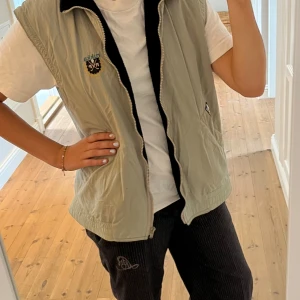 Najs väst - Supersnygg fodrad väst som kan användas till vår eller höst!!