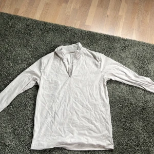 half zip hoodie - riktigt soft hoodie köpt från ett svenskt företag i Stockholm. Nypris 599, mitt pris 299. Materialet är tunnt och väldigt mjukt, otroligt skön. Passar bra till golf eller andra sport aktiviteter men också vardaglig. 