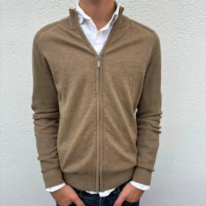 Beige Cardigan | Skick: 10/10 | Storlek: M | Nypris: 799kr | Säljer för 379kr | Spårbar frakt via Postnord eller Instabox | Hör av dig vid frågor eller funderingar