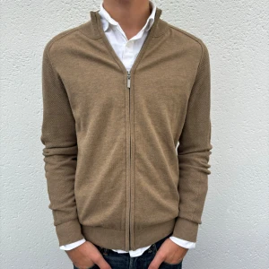 Beige Cardigan - Beige Cardigan | Skick: 10/10 | Storlek: M | Nypris: 799kr | Säljer för 379kr | Spårbar frakt via Postnord eller Instabox | Hör av dig vid frågor eller funderingar