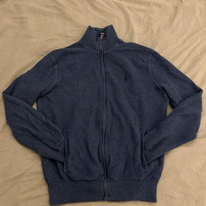 Ralph Lauren full zip, XS - Mörkblå/ blå Ralph Lauren full zip i storlek XS, riktigt bra skick (9/10)  Skriv om ni har några fler frågor ;)