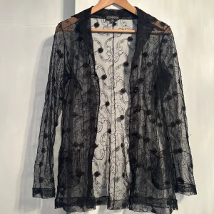 Skjorta  - Supersöt skjorta som är genomskinlig. Den är otroligt tajt, så känns mer som en storlek 38 än storlek 44 som står på lappen. Den är nästan för liten för mig som är storlek 38