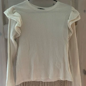 Vit volang tröja från Zara - Supergullig tröja med volanger och passar bra till mycket! Knappt använd och inga defekter. 