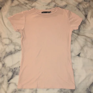Beige t-shirt  - Tröjan är nopprig på vissa ställen men i övrigt så är det bra skick och inga fläckar!