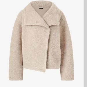 Teddy jacka gina💗 - Trendig teddyjacka från Gina💗I nyskick, då jag inte använt den mycket🥰Skriv för fler bilder eller frågor!💗Köparen står för frakten!