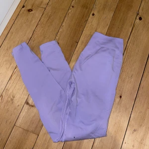 Tights betterbodies - Lila/ljuslila tights med scrunch från Better Bodies. Knappt använda. Supermjuka i materialet. Nypris: 799kr