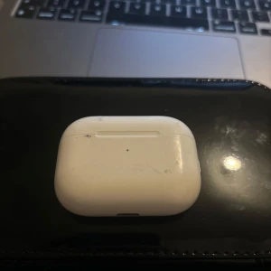 Fodral pro  1 - Säljer pga att jag tappat hörlurarna till de men är i bra skick , fungerar fortfarande utmärkt   Har även ett fodral pro 2 tillgängligt för köp! 