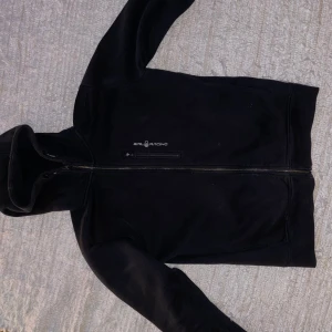 Svart hoodie från Sail Racing - Säljer en svart tröja från Sail Racing i mycket bra skick. Den har en dragkedja framtill och är långärmad. Perfekt för höst och vår när det är lite kyligt ute. Den är både stilren och bekväm. Storlek L, faller inte mig i smaken längre men passar bågon som är runt 190. Nypris 1500kr 