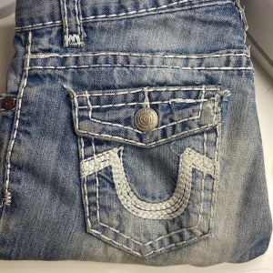 True religion jeans - Köpte dessa true religion jeans på plick men har aldrig använt💕 dom har hål på knäna som förra ägaren har klippt men det är inget som är fult. Vet inte vad det är för storlek men dom passar mig som brukar ha xs/s, buda gärna 💕💕
