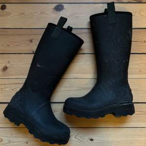 Säljer mina stövlar/boots från Tretorn, modell Bryum i stl 39!   Sparsamt använda, dock så har en ”plösen” släppt i sömmen och baksidan på ena sulan/hälen släppt lite som behöver åtgärdas för bästa effekt!   Hämtas i Råsunda eller skickas mot fraktko