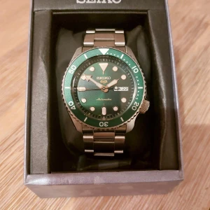 Seiko 5 sports SRPD63K1  - En seiko 5 sports srpd63k1 i väldigt bra skick, alla tillbehör finns kvar och följer med 