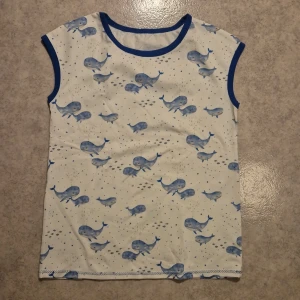 Gullig topp - Hemsida topp med gulligt val-tryck, blåa kanter, aldrig använd