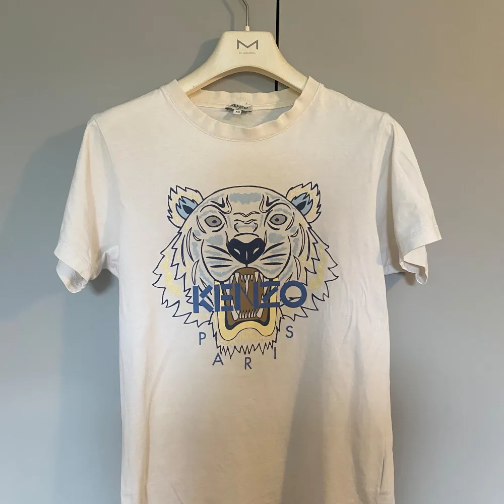 Hejsan! Säljer denna kenzo T-shirt.  Köpt på Rum 1006 på Emporia.  Mycket bra skick. Passformen är herr men funkar absolut som unisex. . T-shirts.