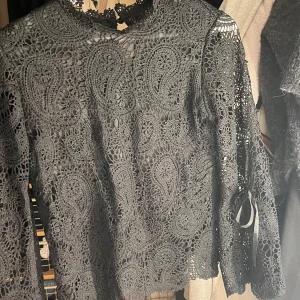 Spetstopp - Super fin Spetstopp med knytdetalj i armarna, köpt i en butik i Göteborg 🤍