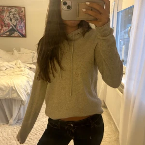 Stickad hoodie - Såå mysig sticksd hoodie lite nopprig på ett ställe (se sista bild) men går att få bort! 